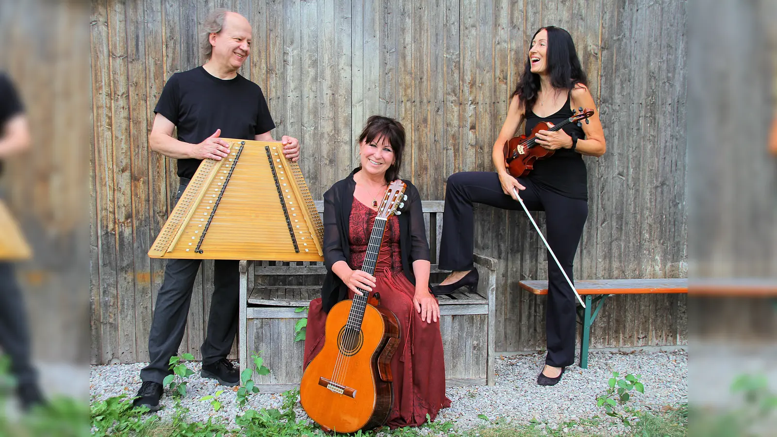 Rudi Zapf (Pedalhackbrett und Knopfakkordeon), Sunny Howard (Violine) und Ingrid Westermeier (Gitarre) sind das Rudi-Zapf-Trio. (Foto: Zapf-Musik-Konzertbüro)