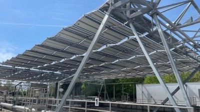 Ein faltbares Solardach ist in der Kläranlage Neufinsing installiert worden. (Foto: gKU VE München Ost)