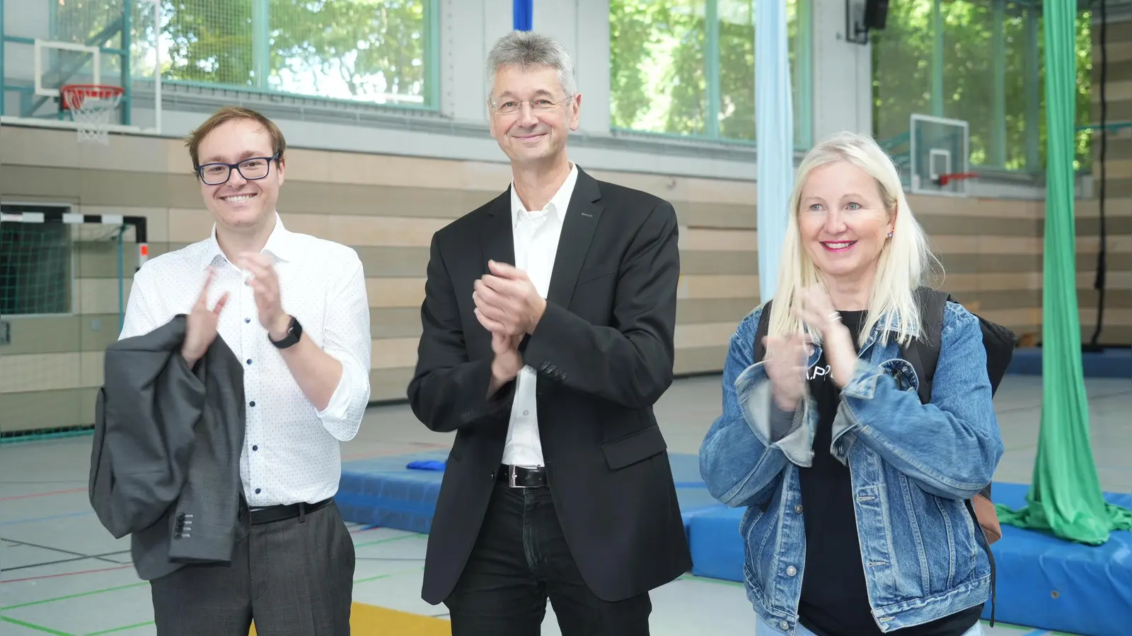 BJR-Präsident Philipp Seitz und Kultusminister Michael Piazolo (von links) besuchten die A.PPLAUS-Sommerferienakademie mit Leiterin Anna Seliger. (Foto: BIKU e.V.)