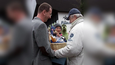 (V.l.) Oberbürgermeister Andreas Haas und Umweltreferentin Sibylle Nottebohm bedankten sich bei Ernst Off für sein langjähriges Engagement als Vorsitzender des Arbeitskreises Landwirtschaft, Natur, Wasser. (Foto: Eva Schraft)