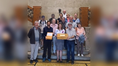 Übergabe des historischen Herbars durch den Vorsitzenden des Heimatvereins Erling-Andechs, Manfred Scheffold, an die Direktorin der Botanischen Staatssammlung, Prof. Dr. Gudrun Kadereit und den Herbariumskurator Dr.Andreas Fleischmann. (Foto: Diana Geier, SNSB)