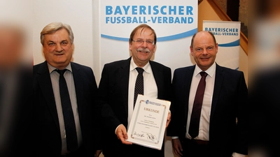 Die Verbands-Verdienstnadel in Gold durfte BFV-Präsident Rainer Koch (Mitte) aus den Händen von Schatzmeister Jürgen Faltenbacher (rechts) und Vizepräsident Reinhold Baier entgegennehmen. (Foto: BFV)