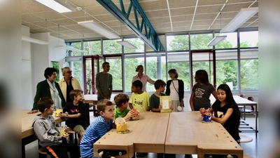 Der erste Abschnitt der Sanierungsarbeiten für die Grundschule Stockdorf ist abgeschlossen. Bürgermeisterin Brigitte Kössinger, Bauamtsleiterin Christiane Ait, Ahel Bergson sowie Cora Hauber und Rektorin Babette Bauer (v.l.) besuchten die neu entstanden Werkräume. (Foto: us)