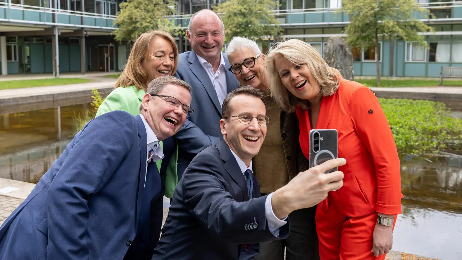 Landrat Stefan Frey (vorne Mitte) mits einem Stellvertreter Georg Scheitz (3.v.l., CSU) und seinen weiteren Stellvertretern (v.l.) Manfred Walter (SPD), Marlene Greinwald (FW), Martina Neubauer (Grüne) und Britta Hundesrügge (FDP). (Foto: Landratsamt Starnberg)