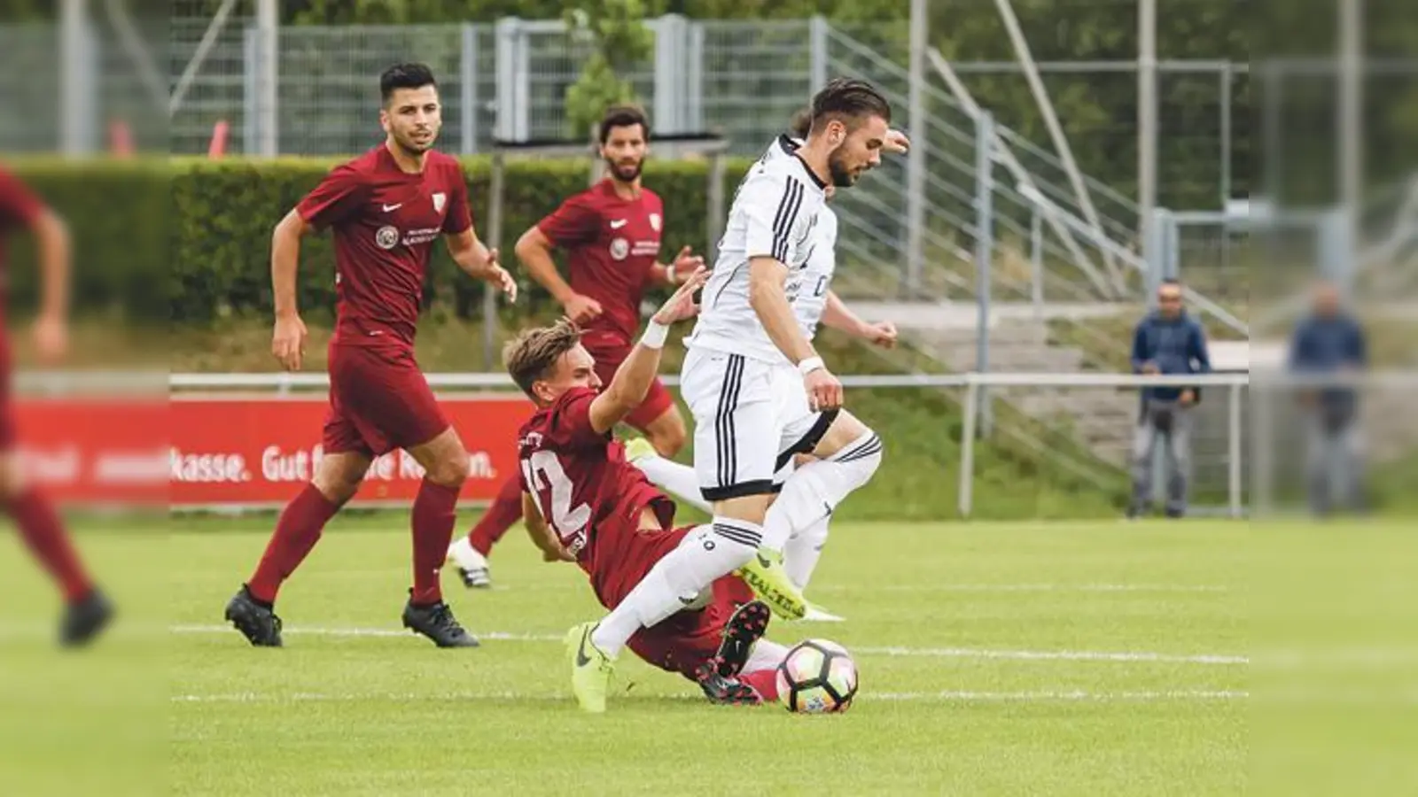 Nach drei Jahren spielt der SV Heimstetten (rot) wieder in der Regionalliga. Als Gegner warten unter anderen der VfR Garching und die Bayern-Amateure.	 (Foto: Christian Riedel)