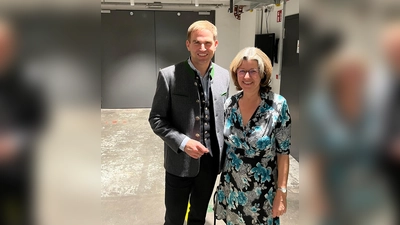 Der Landtagsabgeordnete Maximilian Böltl und die Geschäftsführerin des Tölzer Knabenchors, Barbara Schmidt-Gaden, freuen sich über die Aufnahme des in Unterföhring ansässigen Chors in die UNESCO-Liste. (Foto: Büro MdL Böltl)