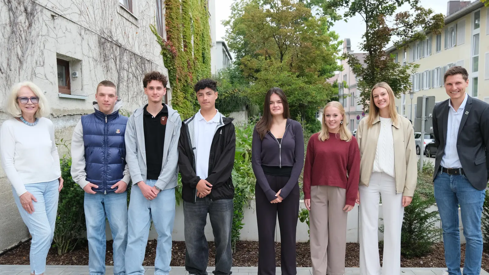In Starnberg wurden die Nachwuchskräfte begrüßt (v.l.): Zweite Bürgermeisterin Angelika Kammerl, Julian Schlotterer, Felix Rau, Luis Ludwig, Laura Buhic, Marie-Sophie Bartl, Leonie von Hunoltstein und Geschäftsleiter Ludwig Beck. (Foto: Stadt Starnberg)