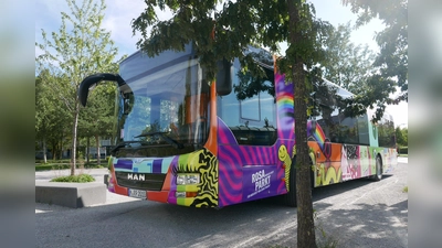 Der umgebaute Bus von IMMA, der Initiative für Münchner Mädchen, steht immer dienstags von 15.30 bis 20 Uhr am Moosacher St.-Martins-Platz. (Foto: IMMA e.V./Caroline Marot)