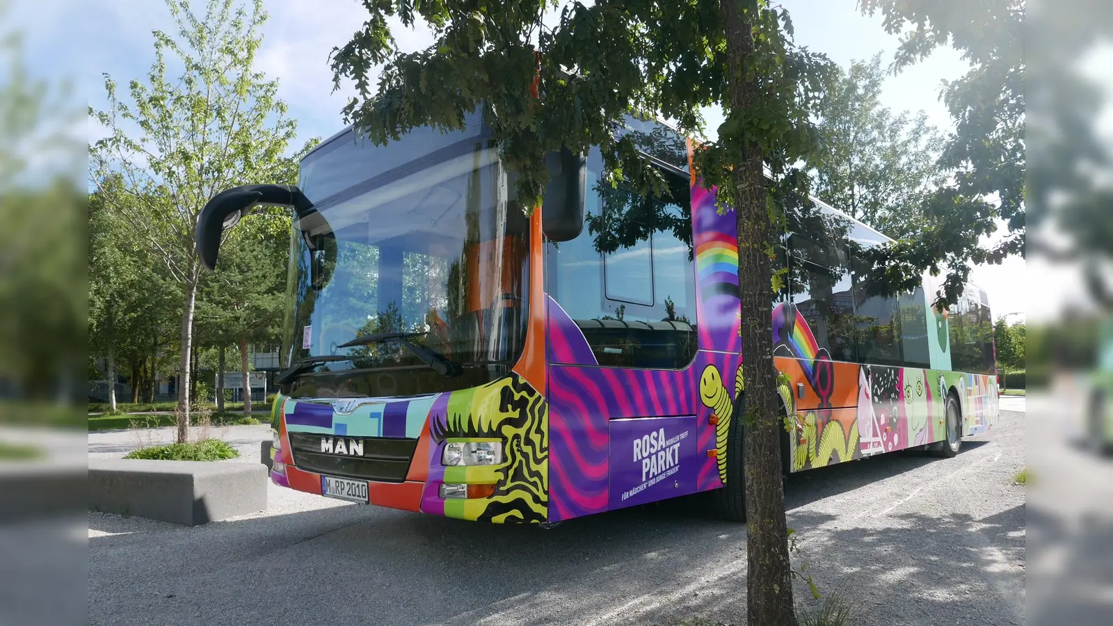 Der umgebaute Bus von IMMA, der Initiative für Münchner Mädchen, steht immer dienstags von 15.30 bis 20 Uhr am Moosacher St.-Martins-Platz. (Foto: IMMA e.V./Caroline Marot)