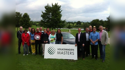 Die Sieger v.l.: Ludwig Binder, Susanne Langhammer., Dr. Nikolaus Göldel, Anja Schalin, Rüdiger Losert, Helmut Ebner, Brutto-Sieger Erik Borean, Wolfgang Baum, Claudia Herzog, Sabine Uhler, Hans-Jürgen Schlosser (Geschäftsführer), H. Philipp (Inhaber Auto Kölbl), Jens Bücker (GC Rottbach), Maximilian Eberl und Wolfgang Riedel (Inhaber Autohaus Westend und Autohaus Riedel). (Foto: pi)