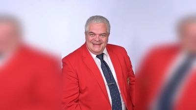 Günther Grauer, Präsident Münchner Gesellschaft Narhalla sagt Vergelt's Gott für die gute Zusammenarbeit. (Foto: Narhalla)