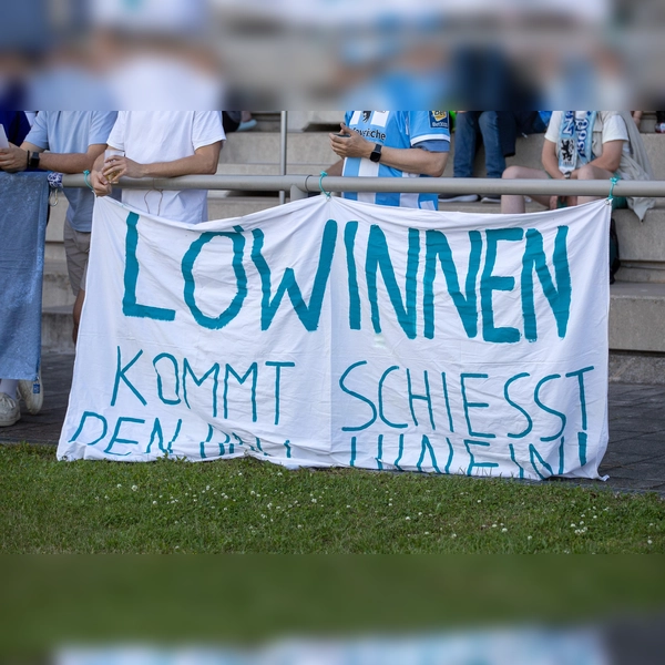 Rückkehr auf den Platz: Fußballerinnen des TSV 1860 München.  (Foto: Anne Wild)