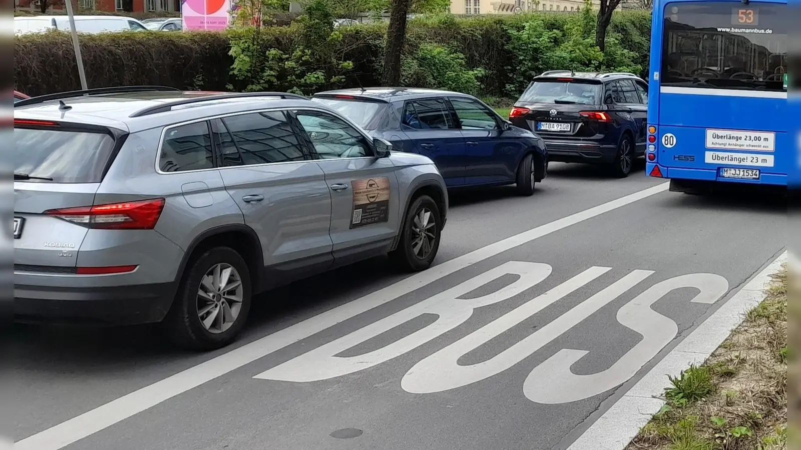 Stadtweit wurden solche Busspuren eingeführt, mit dem Argument, dass der reibungslose Verkehr der Linienbusse in Straßen mit hohem Verkehrsaufkommen verbessert werde. (Foto: Beatrix Köber)