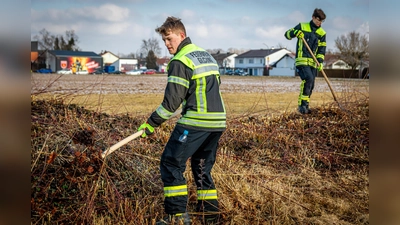 Im April ist Spatenstich für das neue Feuerwehrgerätehaus. Vorher musste auf dem Baugelände aufgeräumt werden. (Foto: Feuerwehr Gilching)