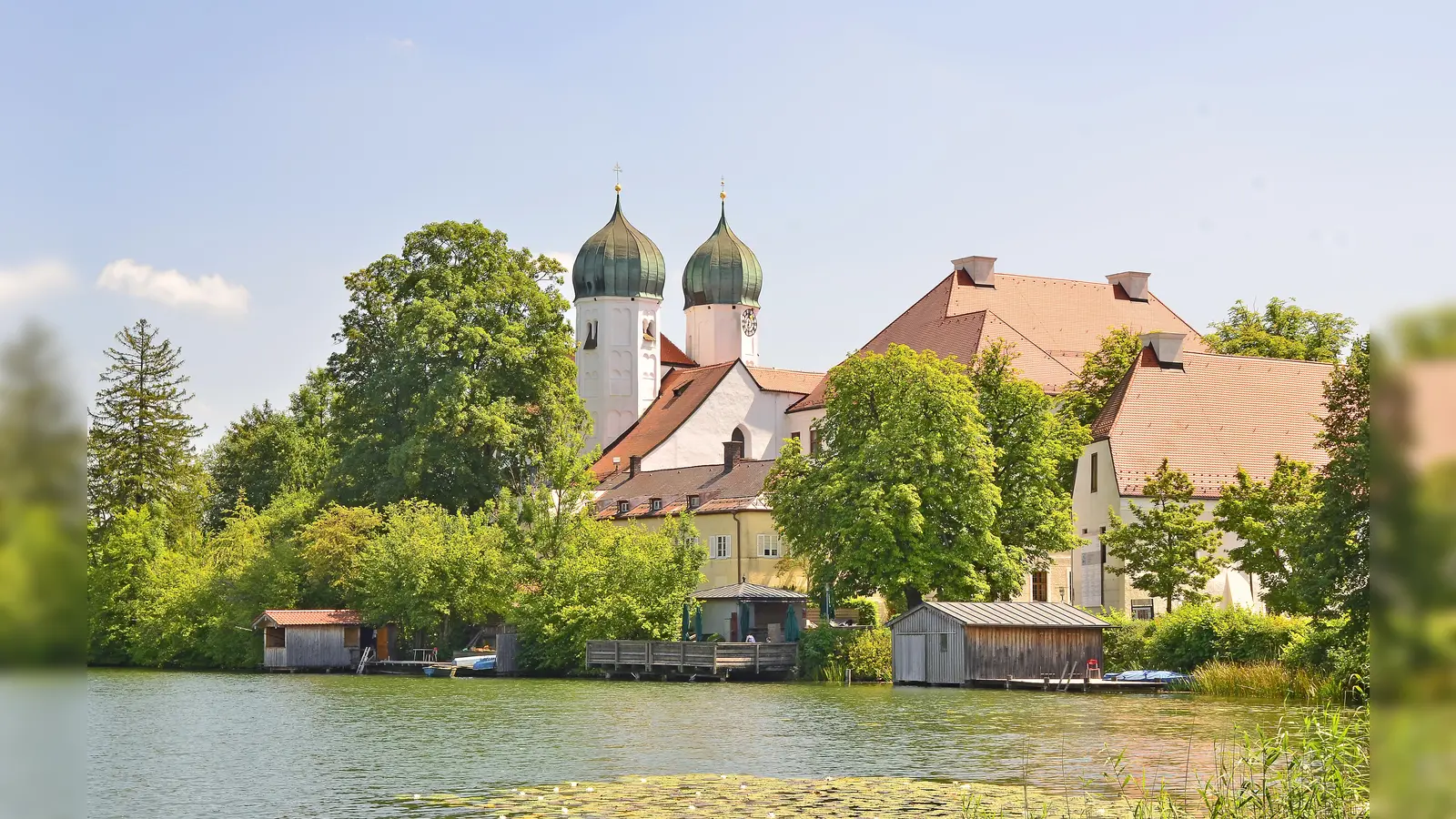 Die Radtour führt auch am idyllischen Kloster Seeon vorbei. (Foto: CC BY 3.0)