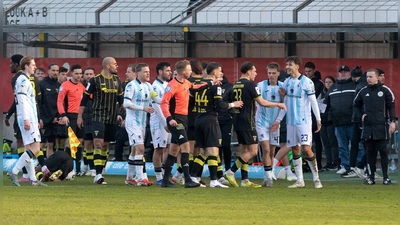 Regelkonform oder Fehlentscheidung: Unparteiische unter Druck.  (Foto: Anne Wild)