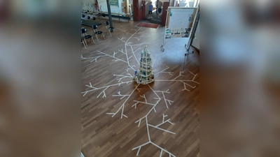 Zwei Wochen lang sammelten die Schüler der Montessori Schule Aufkirchen alle Plastikflaschen, die in der Schule benutzt wurden, und schufen daraus eine Skulptur. (Foto: Montessori Erding GmbH)