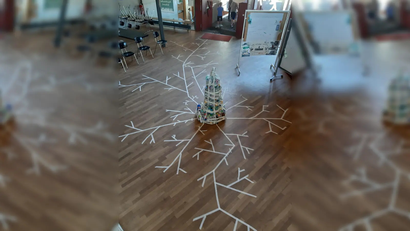 Zwei Wochen lang sammelten die Schüler der Montessori Schule Aufkirchen alle Plastikflaschen, die in der Schule benutzt wurden, und schufen daraus eine Skulptur. (Foto: Montessori Erding GmbH)