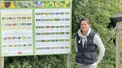 Landwirtin Anna Strohmeier hofft noch auf viele Blühpaten, die dafür sorgen, dass die Artenvielfalt vor Ort weiter belebt wird. (Foto: hw)