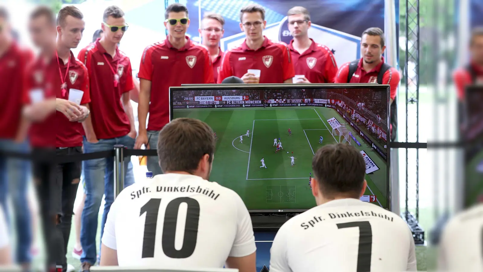 Insgesamt 36 Vereine – aufgeteilt in zwei regionale Staffeln – gehen in der Premierensaison der „BFV eFootball League“ an den Start und duellieren sich an 17 Spieltagen auf der Playstation 4 in FIFA 20. (Foto: BFV)