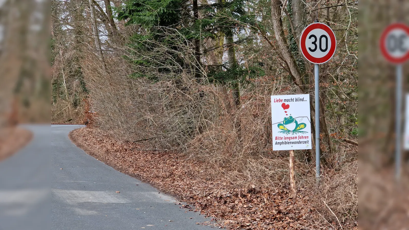Spezielle Schilder weisen an der jeweiligen Straße auf an eine Amphibienwanderstrecke hin. (Foto: LRA Ebersberg)