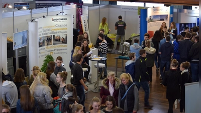 Am Karrieretag kann man sehr gut miteinander ins Gespräch kommen und Informationen aus erster Hand einholen. (Foto: Moosburg Marketing)