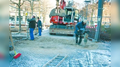 Mit schwerem Gerät stellten Bauarbeiter kurz vor den Feiertagen den Gehweg am St. Rupert-Brunnen in der Trappentreustraße provisorisch wieder her. (Foto: tg)