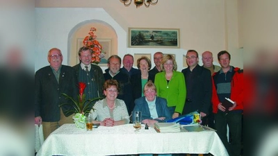 BA-Vorsitzende Ingeborg Staudenmeyer (sitzend, links) mit den scheidenden Mitglieder: hinten v.l. Johann Herrnreiter, Heinz Dalen, Jochen Reisinger, Klaus Rappold, Erika Siegl, Franz Knoll, Karin Karatanev, Christoph Petrik, Michael Lotterschmid, Erich Biswanger und vorne rechts sitzend Dorothea Dechant. Auf dem Bild fehlen Angelika und Werner Gebhardt, Nikolaus von Hoenning und Michael Döring. (Foto: bb)