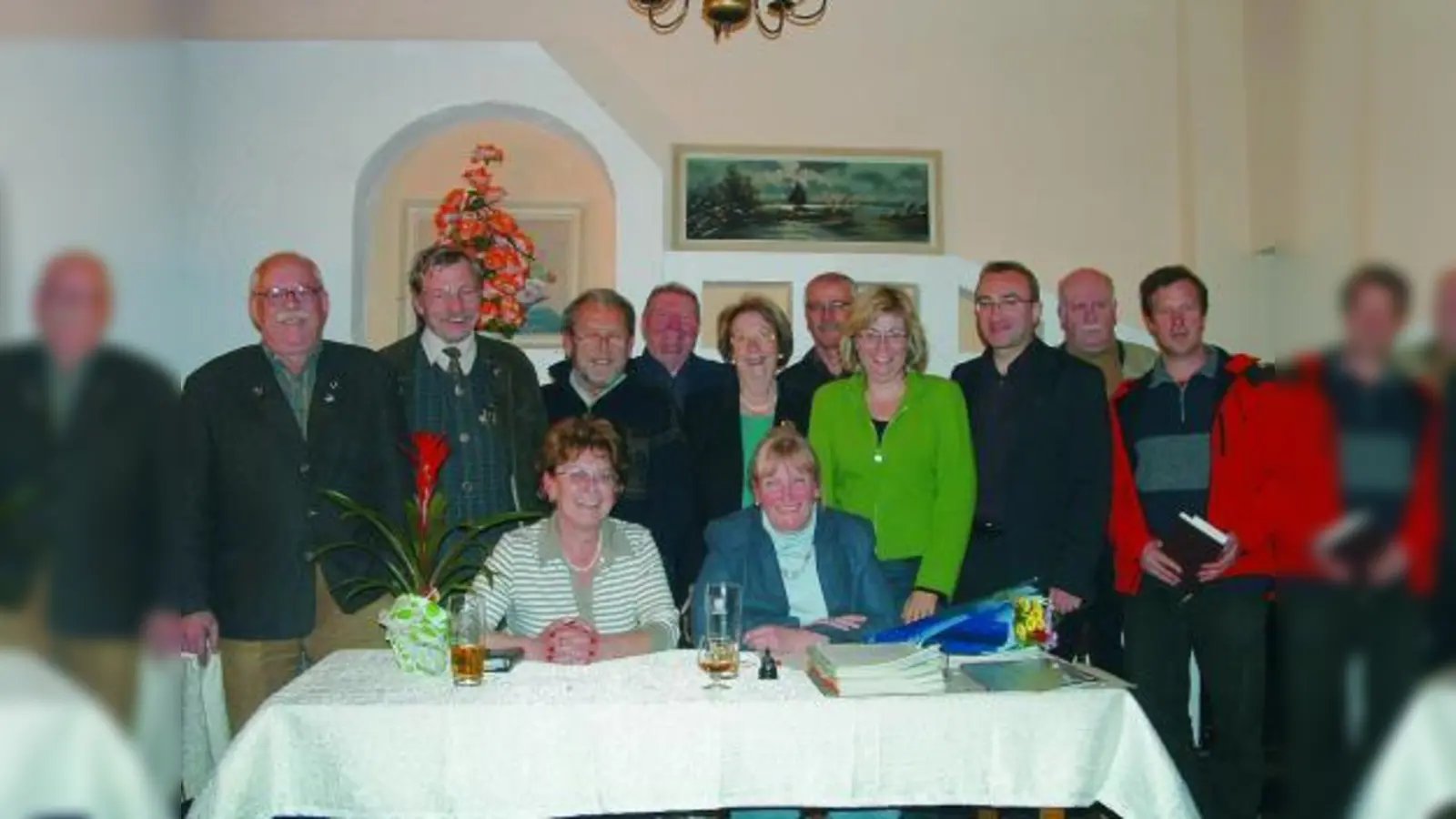 BA-Vorsitzende Ingeborg Staudenmeyer (sitzend, links) mit den scheidenden Mitglieder: hinten v.l. Johann Herrnreiter, Heinz Dalen, Jochen Reisinger, Klaus Rappold, Erika Siegl, Franz Knoll, Karin Karatanev, Christoph Petrik, Michael Lotterschmid, Erich Biswanger und vorne rechts sitzend Dorothea Dechant. Auf dem Bild fehlen Angelika und Werner Gebhardt, Nikolaus von Hoenning und Michael Döring. (Foto: bb)