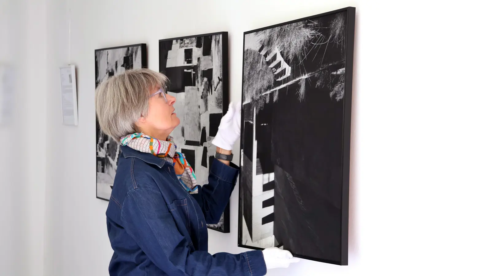 Suse Güllert bei der Vorbereitung zur Ausstellung „Persepktiven Wechsel”. (Foto: Akademie für Politische Bildung)