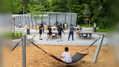 Der erste Bauabschnitt des Campus Ost am Joseph-Hörwick-Weg ist jetzt fertiggestellt und freigegeben. Am 26. Juli kommt der Festespielbus vorbei. (Foto: Claudia Hofmair)