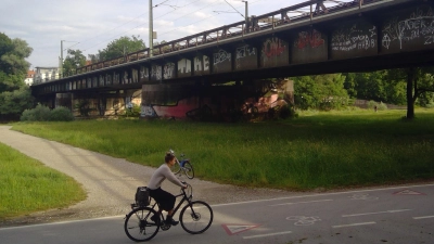 Auf der Braunauer Eisenbahnbrücke überquert der Münchner Südring die Isar. Seit langem gibt es Pläne, hier einen Fuß- und Radweg zu errichten. (Foto: bas)