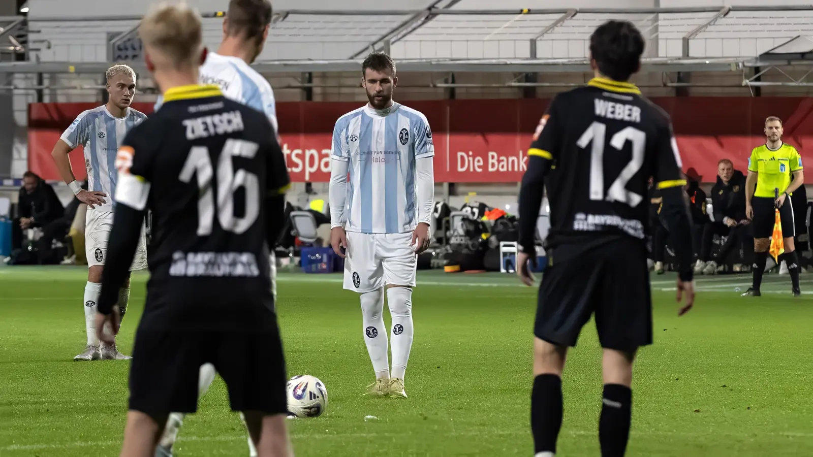 Volle Konzentration: Eric Uhlmann vor dem entscheidenden Freistoß.  (Foto: Anne Wild)