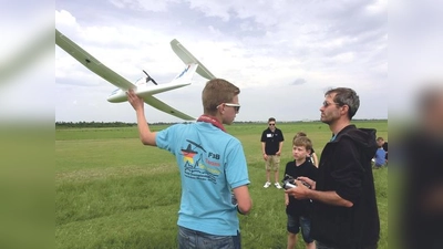 Bei schönem Wetter konnten sich Groß und Klein als Modellflieger-Piloten probieren.	 (Foto: privat)