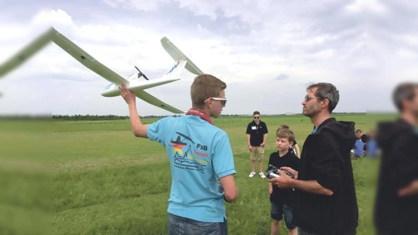 Bei schönem Wetter konnten sich Groß und Klein als Modellflieger-Piloten probieren.	 (Foto: privat)