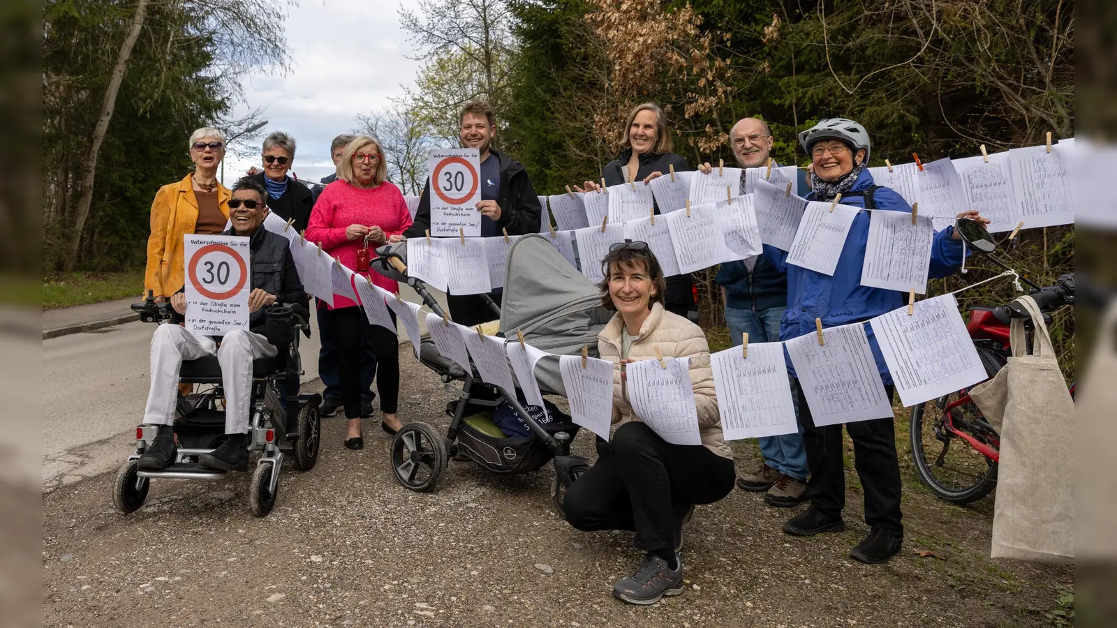 Aktivisten haben die Listen mit den 500 Unterschriften an Leinen gehängt und sich in der unübersichtlichen Kurve in der Straße „Zum Kuckucksheim” aufgestellt. (Foto: pst)