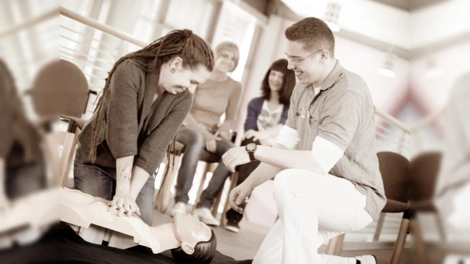 30 Mal drücken, 2 Mal beatmen, lautet die Formel der Wiederbelebung. Wie es geht, lernen Sie bei ADAC gelbhilft. (Foto: Foto: ADAC gelbhilft)