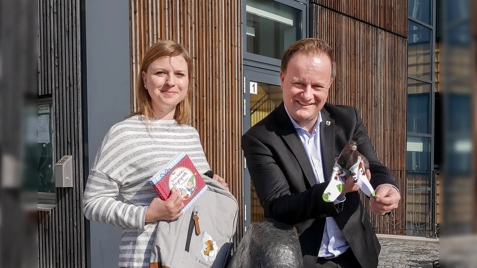 Babybesucherin Kristina Eibl und Landrat Robert Niedergesäß mit dem Wilkommensgeschenk.  (Foto: LRA Ebersberg)