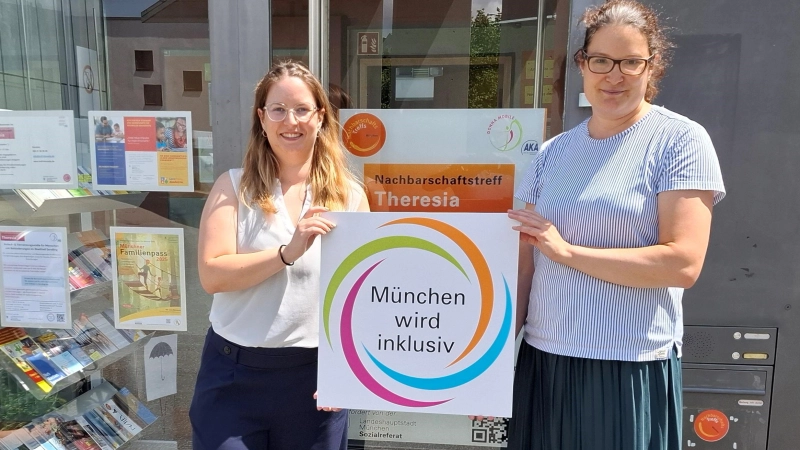 Julia Achtner (links) und Louisa Pehle vor dem Treff Theresia. (Foto: pr)