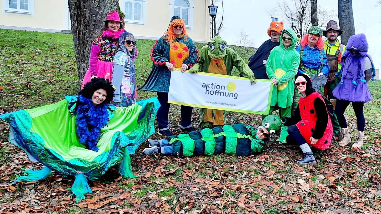 Das Team der aktion hoffnung präsentiert die Vielzahl an bunten und ausgefallenen Verkleidungen, die bei den Secondhand-Faschingsmärkten angeboten werden. (Foto: Andrea Haslacher, aktion hoffnung)