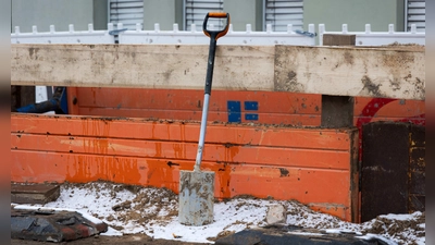 Wenn der Bau Winterpause macht: Für Bauarbeiter im Landkreis Starnberg laufen Job und Lohn weiter – auch wenn Baustellen bei Schnee und Frost lahm liegen. Denn sie können Saison-Kurzarbeitergeld bekommen.  (Foto: IG Bau/Nils Hillebrand)