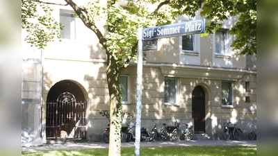 Der kleine Platz vor dem Wohnhaus, in dem Sigi Sommer aufwuchs, ist seit 2009 nach ihm benannt. (Foto: job)