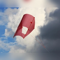 Wenn der Wind mitspielt, tanzen Fluggeräte in allen Formen und Farben durch den Herbsthimmel. (Foto: A. Kapfhammer)