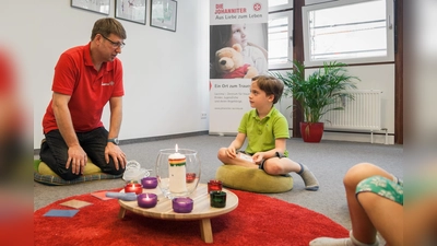 Tobias Rilling (links) sucht Menschen, die trauernden Kindern helfen wollen. (Foto: Johanniter/Birte Zellentin)