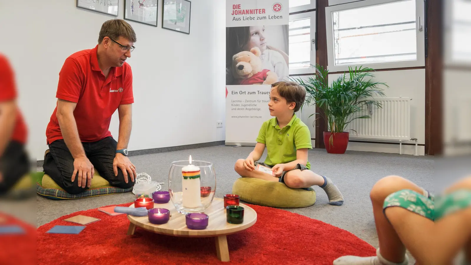 Tobias Rilling (links) sucht Menschen, die trauernden Kindern helfen wollen. (Foto: Johanniter/Birte Zellentin)
