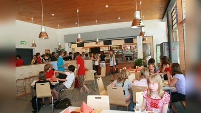 Die Schüler nahmen schnell Besitz von ihren neuen Cafeteria. „Das Essen ist super“, war die einhellige Meinung. (Foto: US)