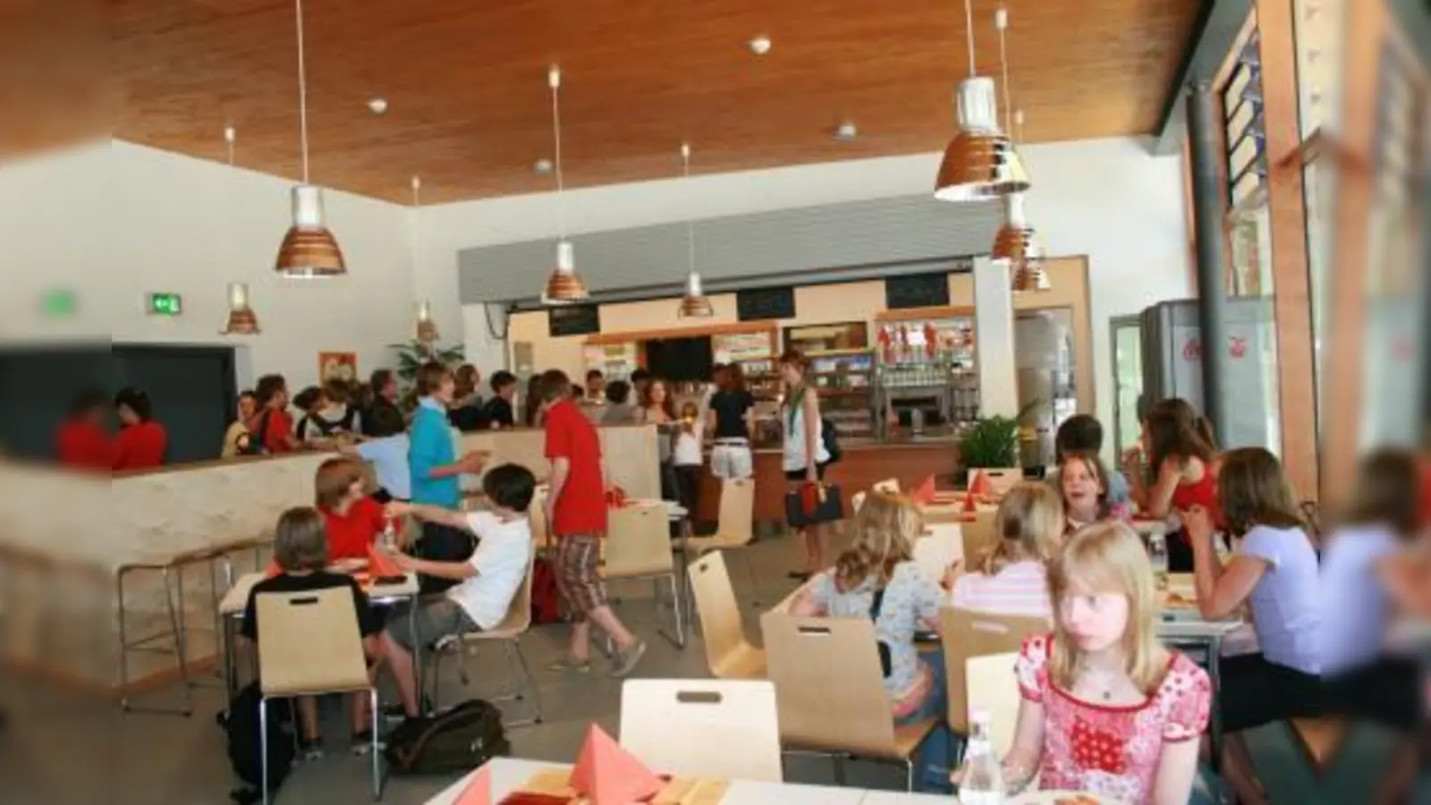 Die Schüler nahmen schnell Besitz von ihren neuen Cafeteria. „Das Essen ist super“, war die einhellige Meinung. (Foto: US)