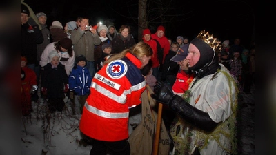 Seit 20 Jahren kommt der Seeneptun am Pilsensee aus den Tiefen gestiegen und verteilt Geschenke an die kleinen und großen Besucher. (Foto: Wasserwacht Pilsensee)