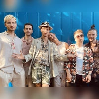 Die Widersacher aller Liedermacher machen Musik wie aus einem Paralleluniversum: irgendwo zwischen psychedelischem Kautabak-Blues, verschrobenem Chanson und groovender Dada-Poesie. Sie spielen am Freitag, 12. Juni (um 19.30 Uhr im Zirkuszelt im Neuhofener Park). (Foto: Doris Hofmann)