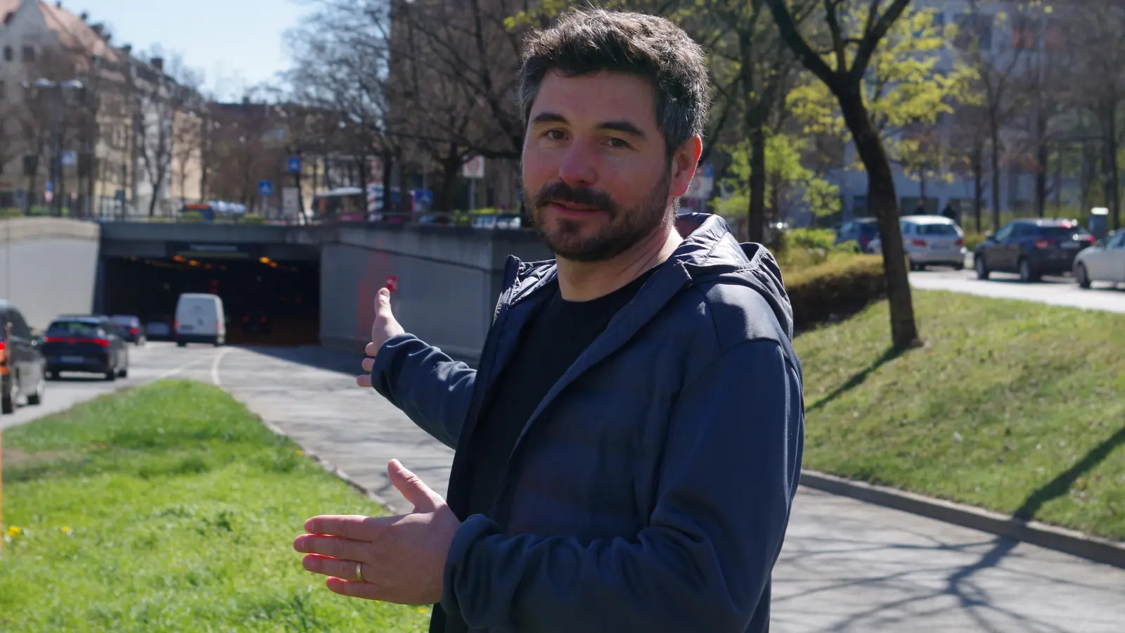 Um Lärm und Luft für die Kinder an der nahe gelegenen Guldeinschule zu verbessern, schlägt Christopher Friedrich vor, das eine Teilstrecke des Mittleren Rings bis zum Trappentreutunnel eingehaust wird. (Foto: kö)